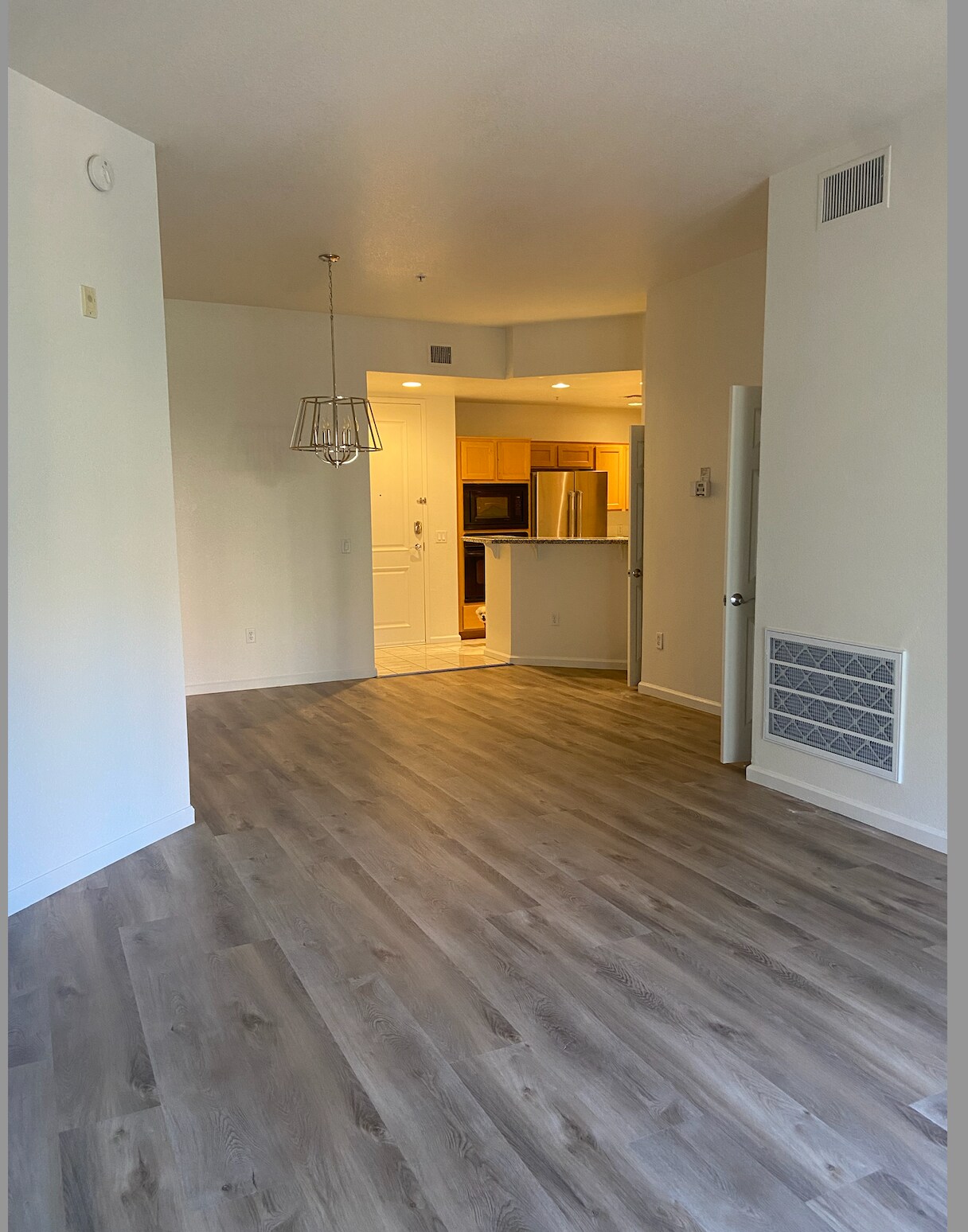 Living/Dining - 39 E Agate Ave