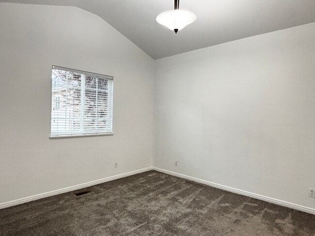 Building Photo - Beautiful Draper Townhome at Bella Monte!