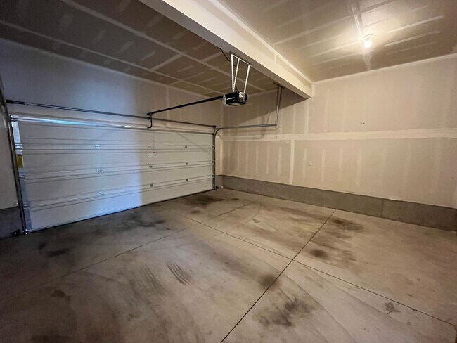 Building Photo - Three Bedroom House in SE Bend