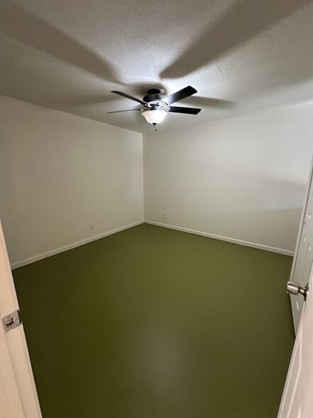 Building Photo - 1005 W 5th St