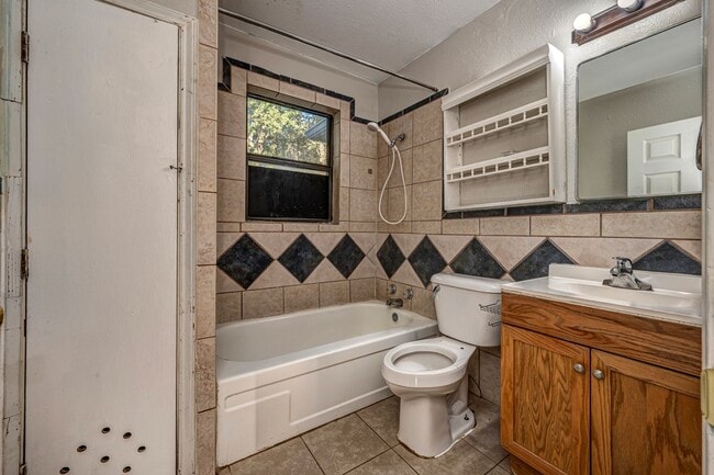 Building Photo - 3 BEDROOM 1 BATHROOM BRICK HOME FOR RENT!