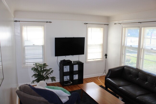 Building Photo - **Lake Nokomis Beauty! 3 Bed 1 Bath!**