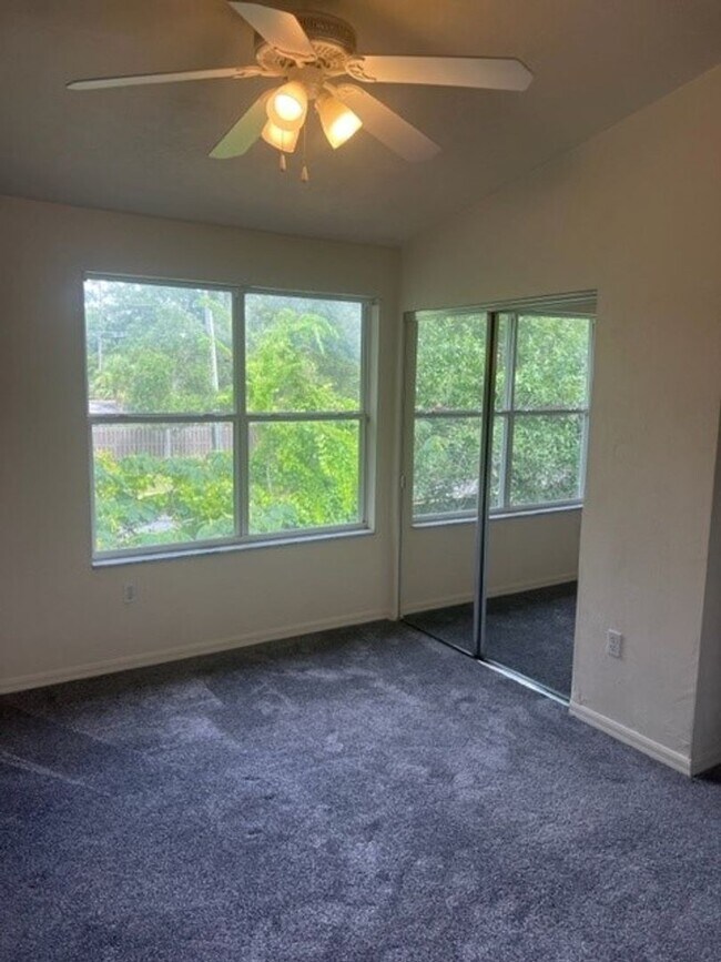 Building Photo - Spacious townhome in Kensington North