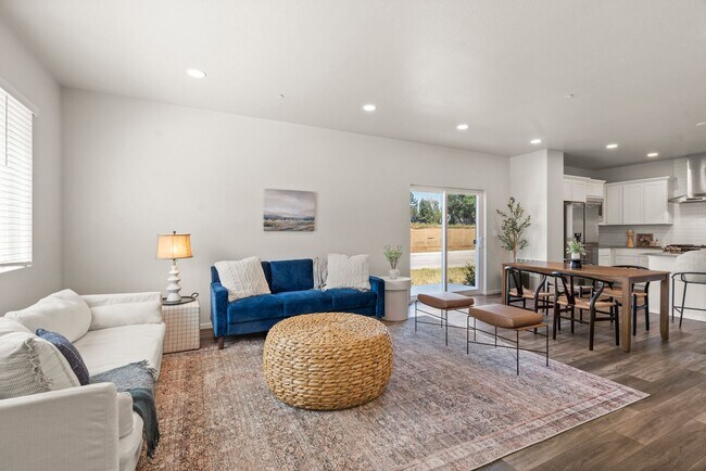 Building Photo - Start a Lease by 12/1 and Receive a $500 R...