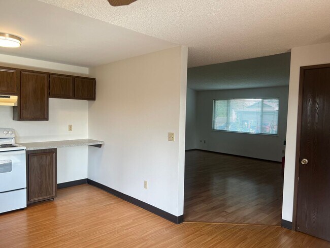 Building Photo - Open Concept: 3 Bed, 1.5 Bath Hidden Gem!