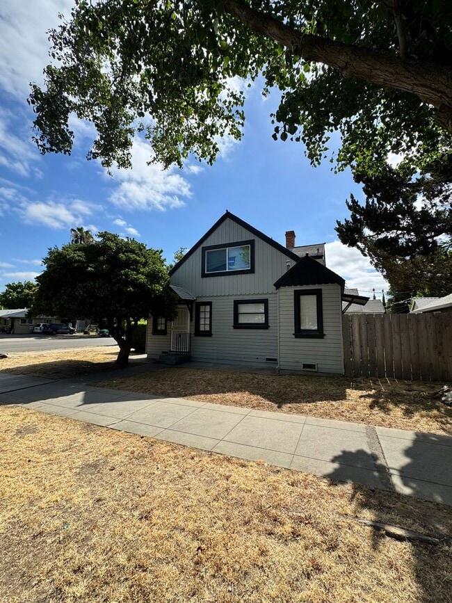 Building Photo - Beautifully updated 1 Bed / 1 Bath Duplex