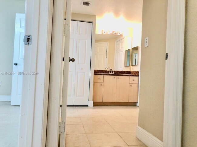 Building Photo - 2557 Centergate Dr