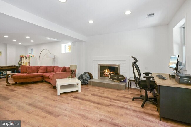 Building Photo - 4208 Maple Terrace