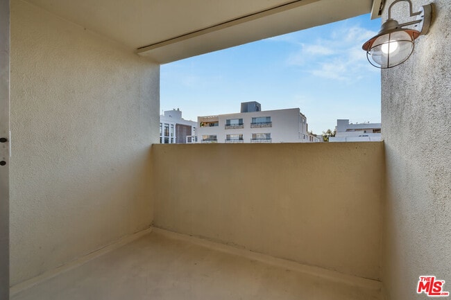 Building Photo - 432 N Palm Dr