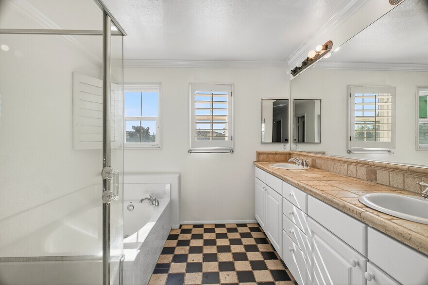 Building Photo - 1757 E Flora St