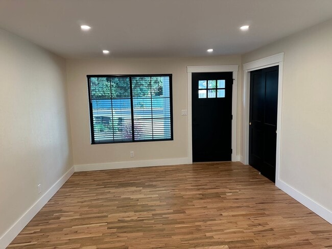 Building Photo - Luxury 2 bedroom 1 bath duplex in a great neighborhood!