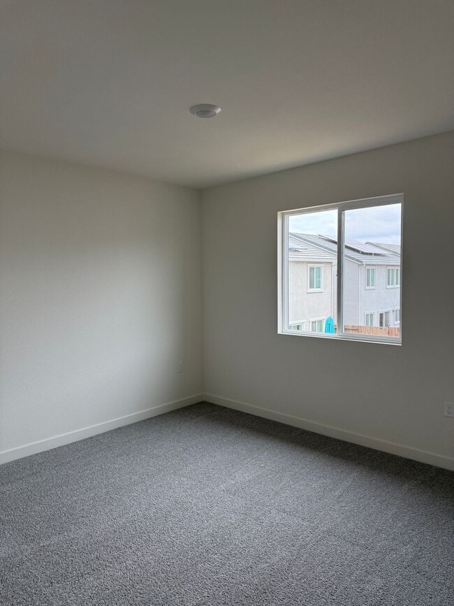 Building Photo - 3 Bed 2.5 Ba 2 Car Garage in Roseville!