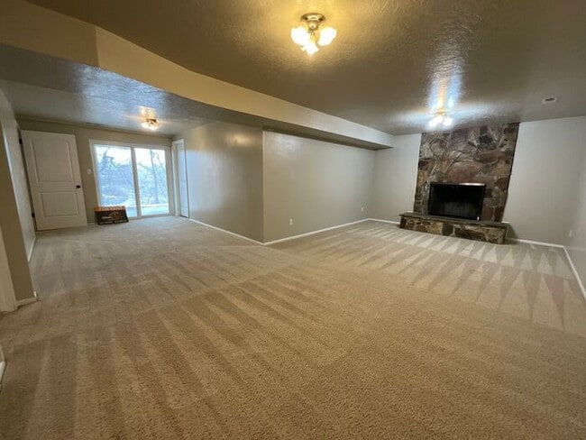 Building Photo - 5 bedroom 3 bath Home 2 car garage- Small dog friendly