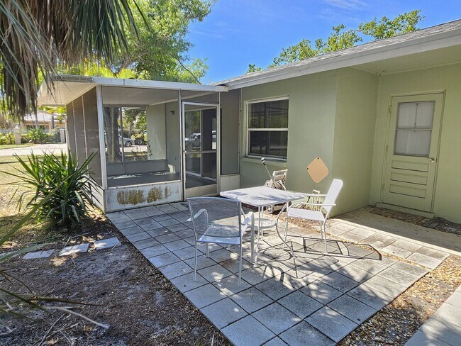 Building Photo - Annual Unfurnished 2 Bedroom 2 Bathroom Duplex with a Carport on Venice Island!