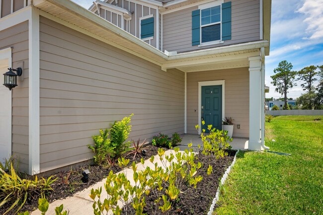 Building Photo - Spacious 4-Bedroom Home with Screened Pati...
