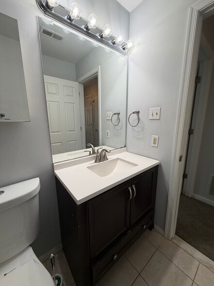 Full Bath 1 - 139 W Hamburg St