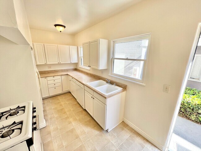 Building Photo - Charming Belmont Shore 2BD/1BA in Spanish-Style Duplex | Garage Included