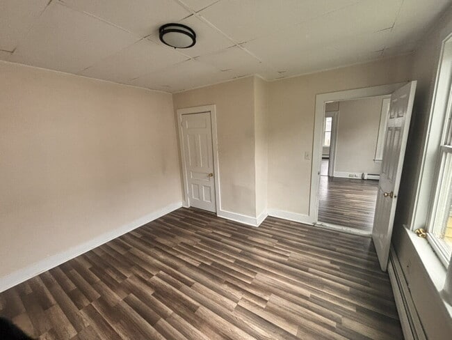 Building Photo - No more commute!  Walk to BIW and Downtown Bath – Renovated 3BR Apartment with Parking!