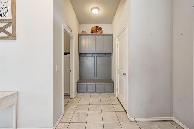 Building Photo - 465 Compass Dr