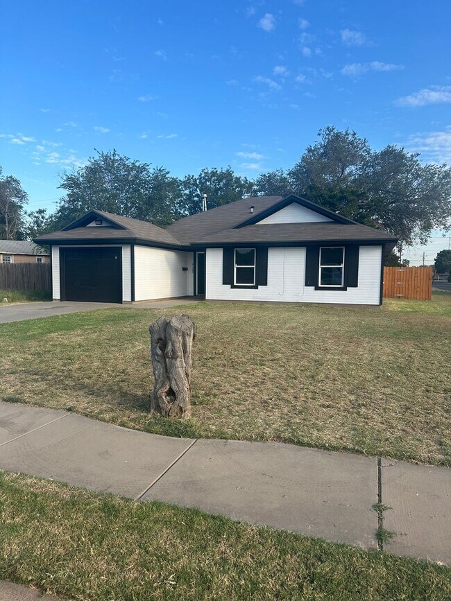 Building Photo - 4 bed 2 bath 1 car garage on Flint Avenue!