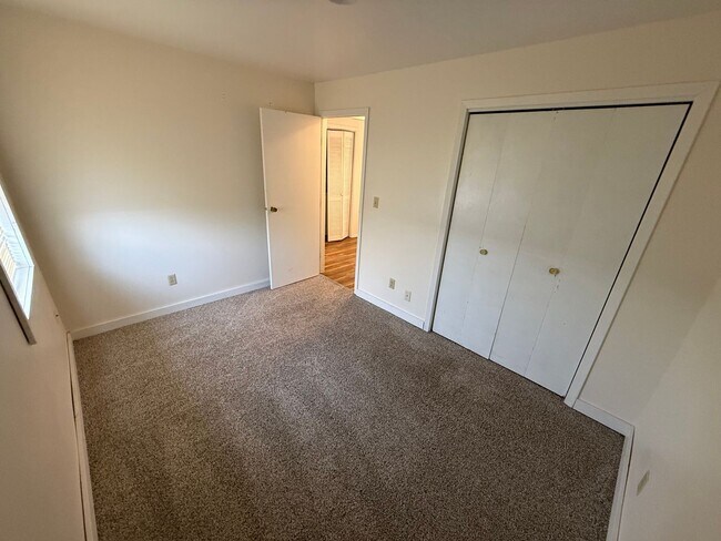 Building Photo - 1046 S Lake Dr