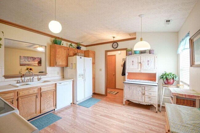 Building Photo - South side 3 Bedroom, 2 Bath Home, w/ 2 car attached garage