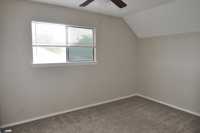 Building Photo - Welcome to this charming 3-2-2 in a quiet ...