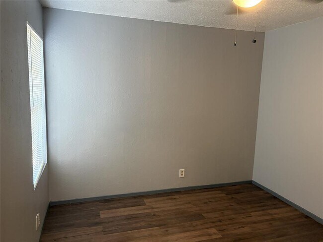 Building Photo - 8710 Piney Point Dr