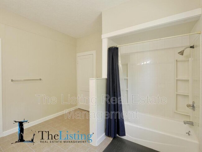 Building Photo - 611 E Plymouth Ave