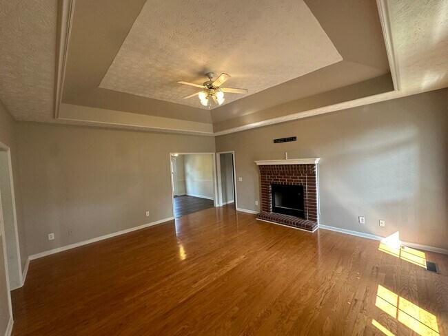 Building Photo - For Lease - 3 Bed, 2 Bath, 1850 Sqft, 0.33...