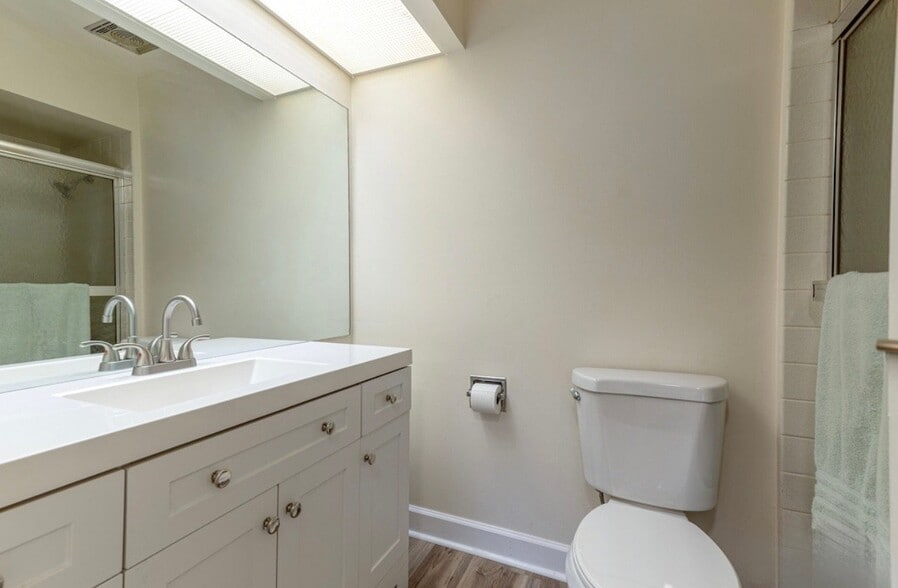 Building Photo - 3004 Roberts Dr