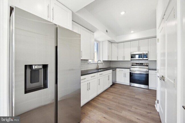 Building Photo - 1350 N Front St