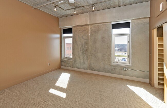 Building Photo - 309 E 5th St