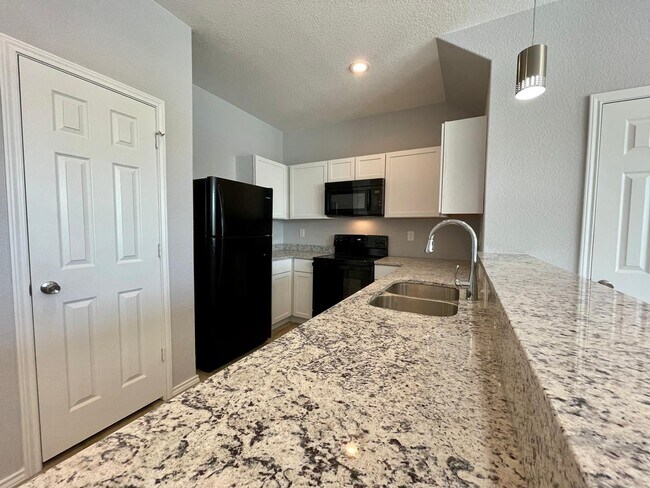 Building Photo - 6906 Crestway Dr