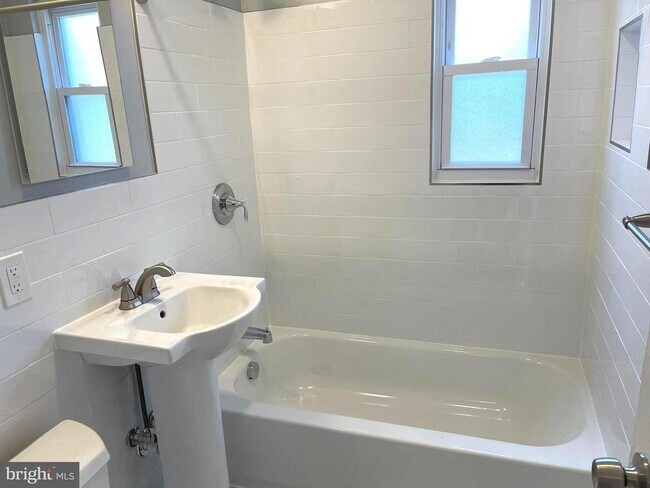 Building Photo - 7132 Parkview Ave