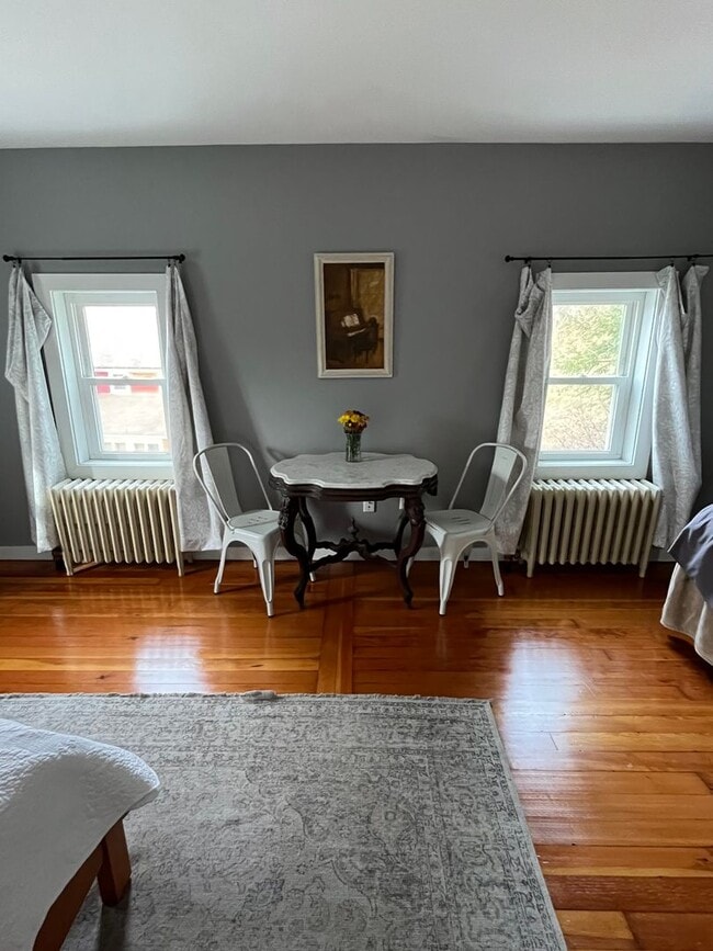 Building Photo - Centrally located 2 Bedroom, 2 Bathroom ho...