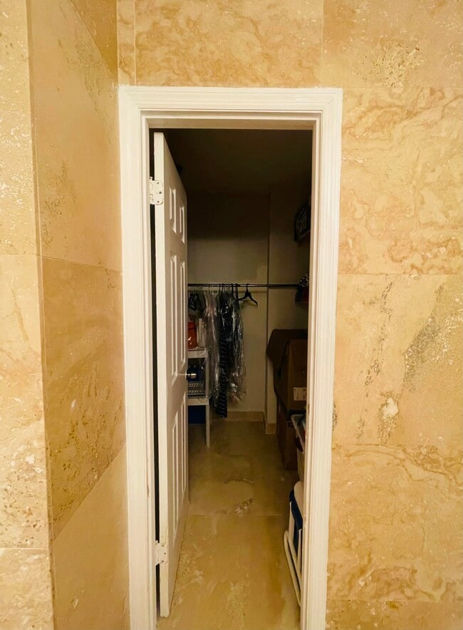 Building Photo - 1237 Hillsboro Mile