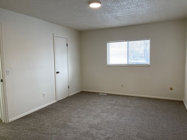 Building Photo - 3 bed 2 bath home on HUGE LOT!