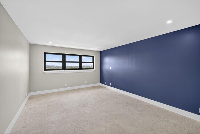 Building Photo - 3200 Port Royale Dr N