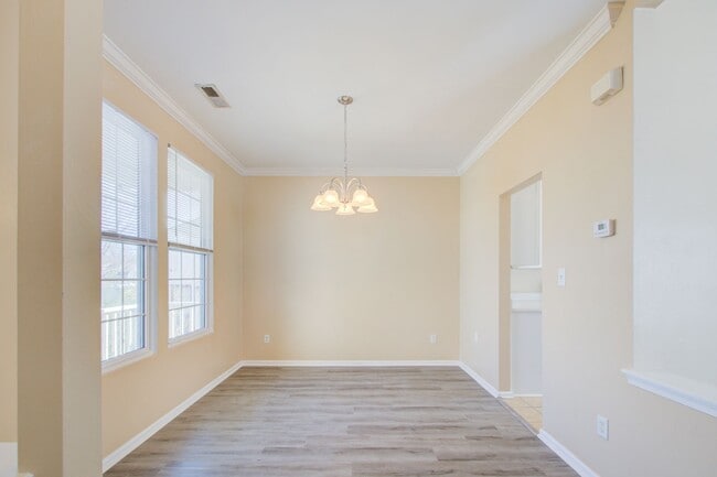 Building Photo - 3 Bed, 2.5 Bath Home Conveniently Located ...
