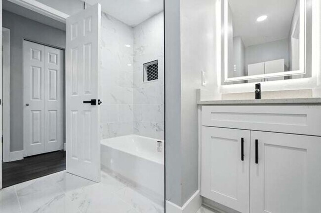 Building Photo - Beautiful 3 Bedroom House in Quiet Port Or...