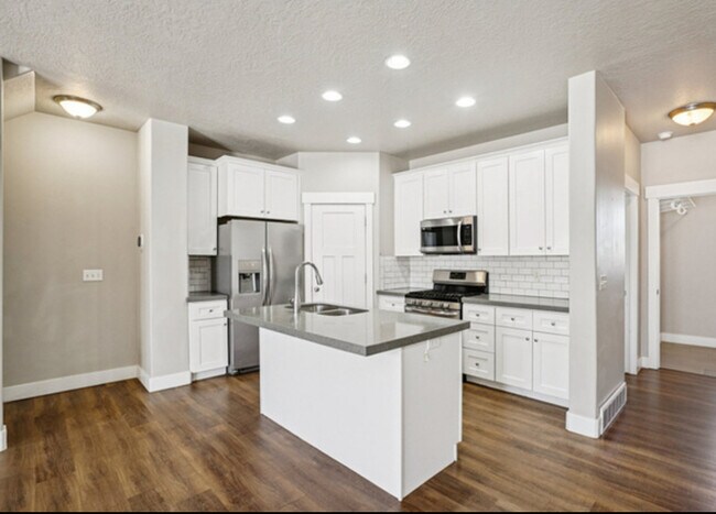 Building Photo - Your Next Home Awaits!