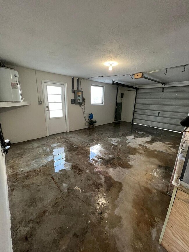 Building Photo - Updated, 2/2 Home Available now!
