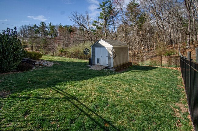 Building Photo - Spacious Home with Hot Tub, Fenced Yard an...