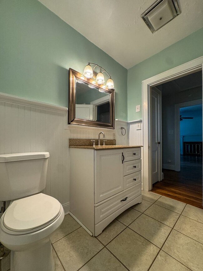 Building Photo - Charming 2 Bed 1.5 Bath Home in Haymount