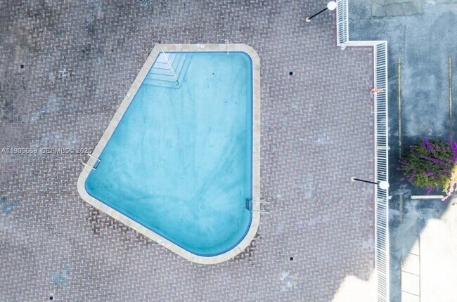 Building Photo - 2025 NE 164th St