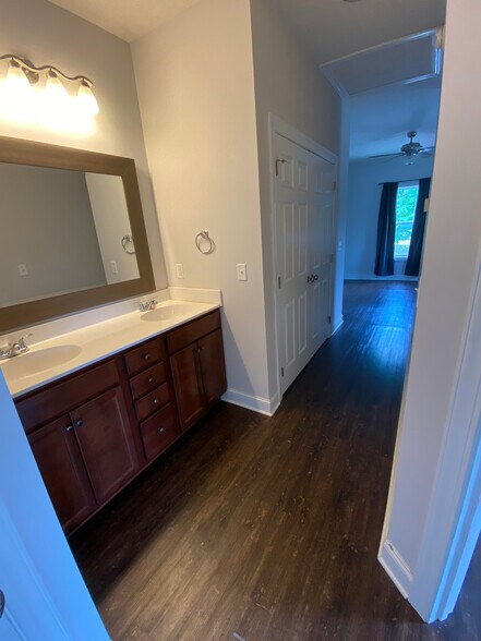 Building Photo - 526 Dennis Way