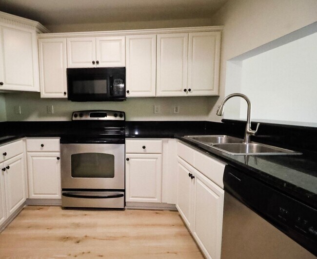 Building Photo - Spacious 2 Bedroom, 2 Bathroom Condominium...