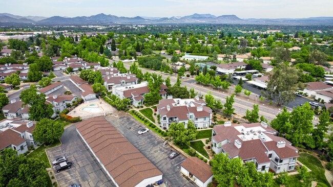Building Photo - 2 Bedroom Condo for Rent in Redding CA | Pool, Spa, Fireplace, Balcony