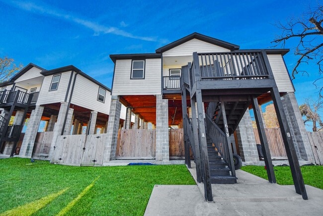 Building Photo - 618 Maple Way